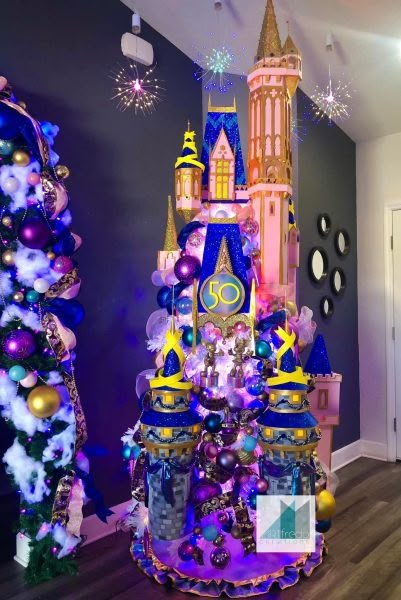 Disney Christmas Tree Theme, Disney Christmas Tree Decorations, Toy Story Christmas, Disneyland Ideas, Xmas Tree Ideas, Disney World Castle, Castle Christmas, Disney Christmas Tree, Christmas Rainbow