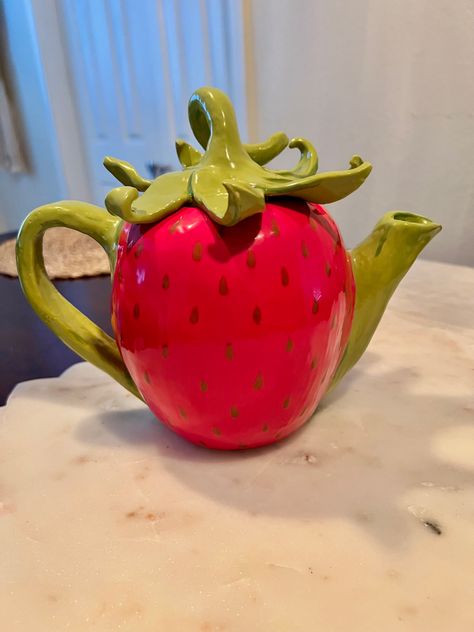 Strawberry Shortcake Ceramic, Teapot Ceramics Ideas, Strawberry Pinch Pot, Creative Teapots Ceramics, Clay Tea Pot Ideas, Cute Teapot Ceramic, Vintage Witch Decor, Tea Pot Ceramic Ideas, Clay Teapots Ideas