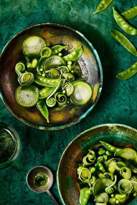 Green Salad Photography, Vegetable Food Photography, Monochrome Food Photography, Food Photography Ingredients, Monochromatic Food Photography, Green Vegetables Photography, Colourful Food Photography, Salad Photography Food Styling, Curry Food Photography