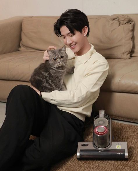 he and the cat are so cute i cannot #KHAOTUNG #2ook #zzzyongs Thanawat Rattanakitpaisan, Conditional Love, First Kanaphan, First Khaotung, Only Friends, Most Handsome Actors, Bad Buddy, Japanese Love, Friend Memes