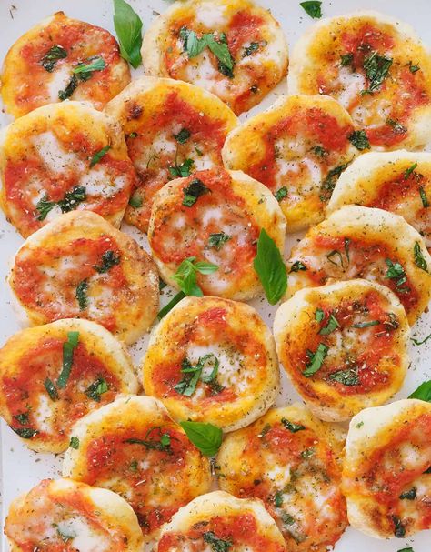 Mini Pizzas Mini Pizza Appetizers Finger Foods, Mini Naan Bread Ideas Appetizers, Pizza Canapes, Shared Lunch Ideas, Mini Pizzas For Kids, Mini Pizza Appetizers, Christmas Finger Food, Brunch Pizza, Mini Pizza Bites