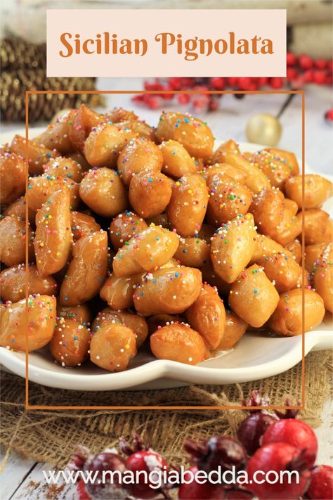 Sicilian Desserts, Sicilian Recipes Authentic, Honey Balls Recipe, Eggplant Balls, Sicilian Christmas, Mangia Bedda, Struffoli Recipe, Honey Balls, Italian Christmas Cookie Recipes