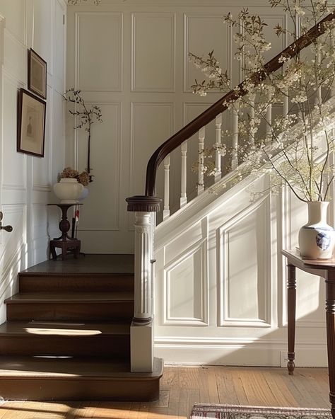 Modern American Farmhouse Interior, English Countryside Manor Interior, Listed House Interior, Federalist Interior Design, English Home Interior Design, 2 Story Foyer Paneling, Hallway Country House, Old Townhouse Interior, Traditional English Home Interiors