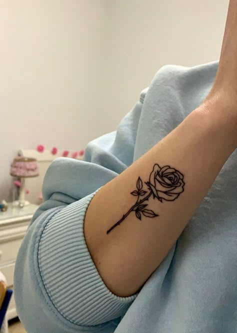 Wrist Tattoos For Women Stencil, Tattoo Without Shading, Rose Tattoo Simple, Small Wrist Tattoos For Women, Simple Rose Tattoo, Cute Tattoos On Wrist, Girl Valentines, Rose Tattoos For Women, Cool Wrist Tattoos