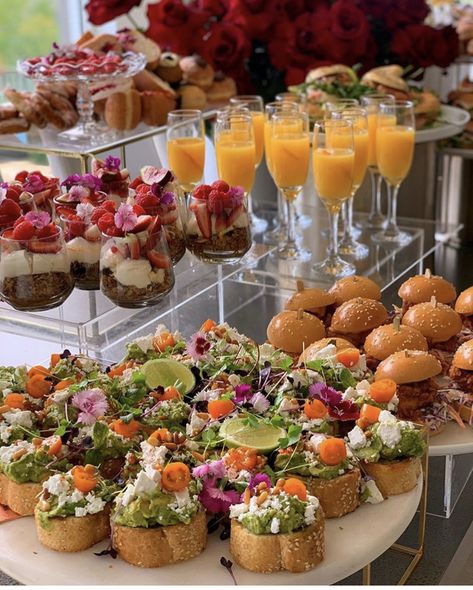 Party Food Buffet, Brunch Buffet, Party Food Platters, Birthday Brunch, Mothers Day Brunch, Food Displays, בר מצווה, Snacks Für Party, Brunch Ideas