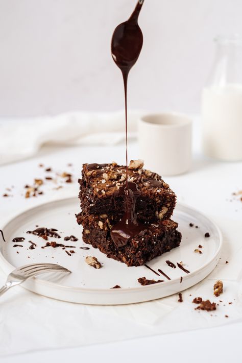 Chocolate Brownies Photography, Brownie Pictures Ideas, Brownies Product Photography, Brownie Photoshoot Ideas, Brownie Photography Ideas, Brownie Food Photography, Brownie Photography Food Styling, Brownie Photoshoot, How To Photograph Food