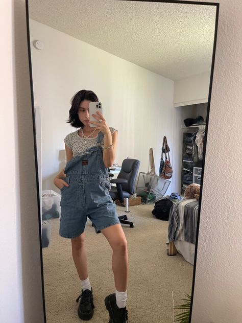 Shortalls Outfit Fall, Overalls Outfit Summer Shorts, Shorteralls Outfits, Short Overalls Outfit 90s, Dungaree Shorts Outfit, Short Dungarees Outfit, Short Jumper Outfit, Jumper Shorts Outfit, Overalls Street Style