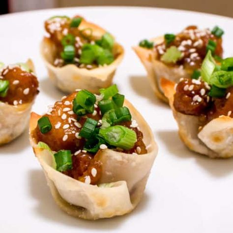 Chicken Wonton Cups, Chicken Wontons, Wonton Cups, Won Ton, Wonton Recipes, Bite Size Appetizers, Superbowl Snacks, Wontons, Sesame Chicken