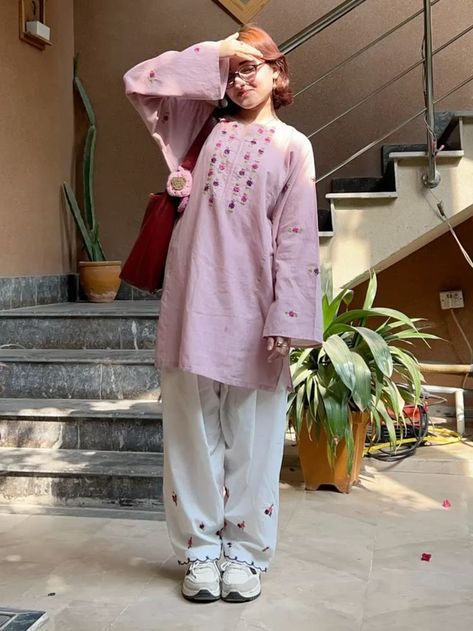 Modest Kurti Designs, Pakistani Simple Suits, Desi Casual Outfits, Pakistani Suits Casual, Pakistani Clothes Casual, Desi Outfit Aesthetic, Casual Pakistani Outfits, Casual Pakistani Outfits Simple, Desi Casual