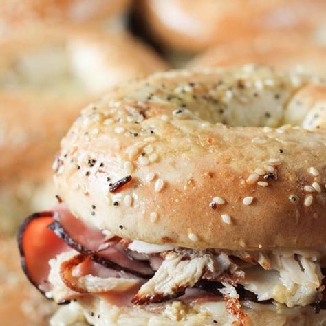 Sandwich Recipes Turkey, Bagel Sandwich Lunch, Turkey Bagel, Bagel Sandwich Recipes, Bagel Sandwiches, Vegan Bagel, Bagel Breakfast Sandwich, Smoked Salmon Bagel, Cheese Bagels