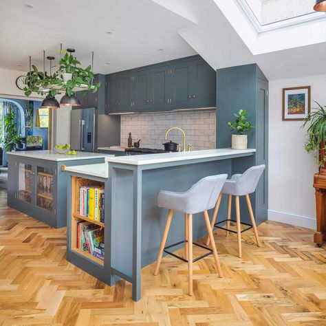 Dark Grey Shaker Kitchen, Kitchen Diner Lounge, Kitchen London, Grey Shaker Kitchen, Open Plan Kitchen Dining Living, Open Plan Kitchen Living Room, Open Plan Kitchen Dining, Plant Display, Deco Originale