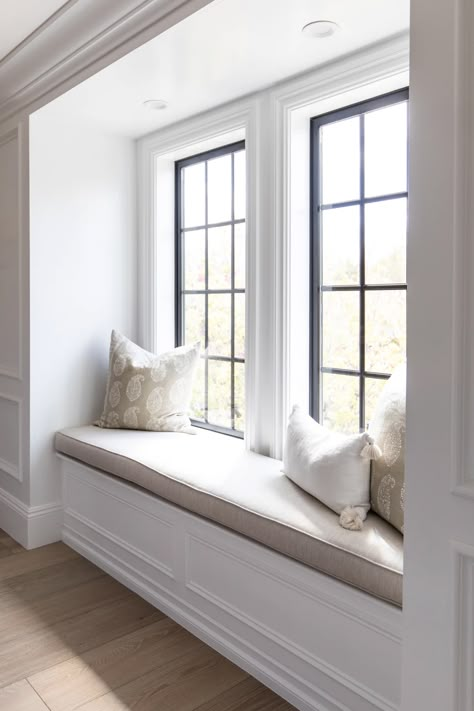 Bay Window Bench Seat, Window Seat Living Room, Small House Decoration, Bay Window Benches, Window Seat Ideas, Window Bench Seat, Window Seat Kitchen, Bay Window Seat, Window Seat Design