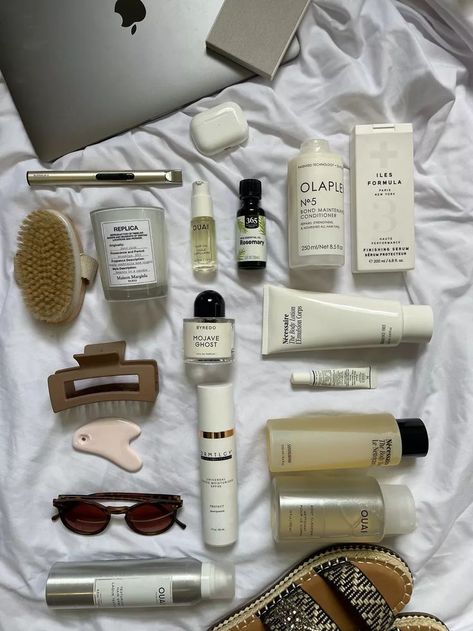 Self Care Kit Aesthetic, Clran Girl Asthetic, It Girl Energy Aesthetic, Ckean Girl Asthetic, Clean Girl Aesthetic Must Haves, That Girl Accessories, It Girl Accessories, Glow Up Inspo Aesthetic, Clean Girl Accessories