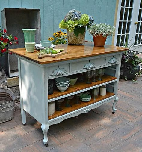 Antique dresser-turned-kitchen island Kitchen Ikea, Farmhouse Kitchen Island, Decor Ikea, Easy Coffee, Diy Kitchen Island, Old Dressers, Tables Diy, Furniture Redo, Refurbished Furniture