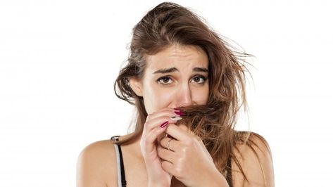 While many people in the United States now wash their hair on a near-daily basis, there are others who've joined the "No Poo" movement and given up shampoo entirely. Is that a good idea? Well, here's what could happen when you give up on washing your hair. Greasy Hair Remedies, Smelly Scalp, Smelly Hair, Onion Juice For Hair, Beauty Drink, Oily Roots, Common Diseases, Washing Your Hair, Second Day Hairstyles