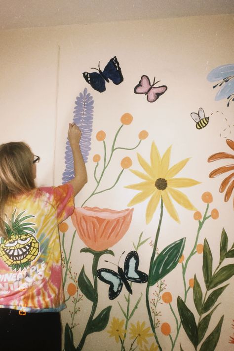 #wallmurals #paint #diy #flowers #paintedflowers Daisy Mural, Paint Diy, Garden Wall, Diy Flowers, Wall Mural, Flower Painting, Wall Murals, Daisy, Mural