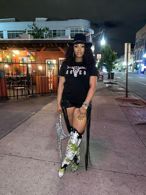 Black Rodeo Outfit, Rodeo Outfits For Black Women, Black Cowgirl Boots Outfit, Black Cowgirl Outfit, Black Cowgirl Hat, Black Women Baddie, Houston Rodeo Outfit, Rodeo Outfits For Women, Black Rodeo