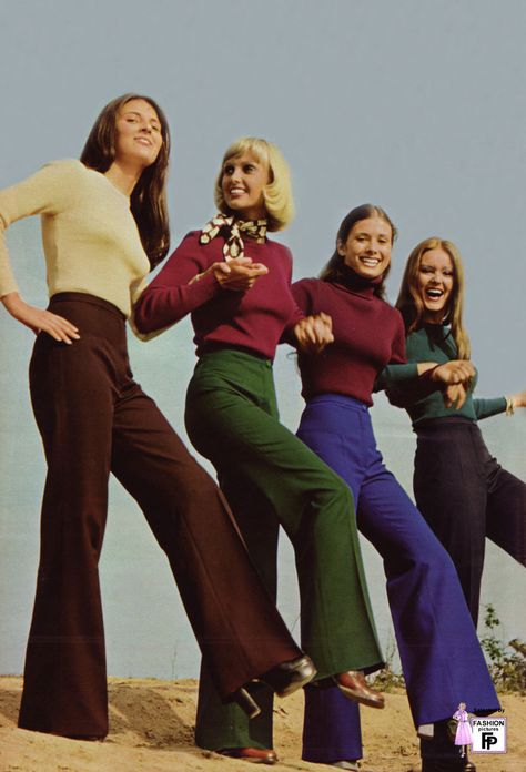 Mid to later 70s. High waisted flared pants and tight tops. Almost a uniform for younger women of the time. clare-authoritave 1970s Fashion Women, 70s Women Fashion, Chique Outfit, High Waisted Flare Pants, 60s 70s Fashion, Fashion 70s, 60s And 70s Fashion, 70s Women, 70s Inspired Fashion