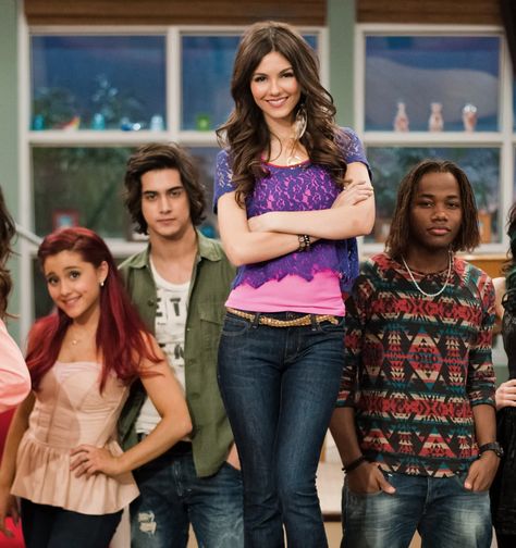 The epic #Zoom call was between several of the original cast members, including #VictoriaJustice, #ArianaGrande, and #LizGillies. " Victorious Tv Show, Leon Thomas Iii, Matt Bennett, Icarly Victorious, Victorious Nickelodeon, Leon Thomas, Ariana Grande Victorious, 10 Year Reunion, Freddie Benson