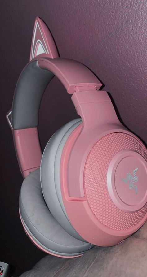 razer kitty headphones 🗯 Pink Gaming Headphones, Gaming Headphones Aesthetic, Razer Headphones, Pink Headset, Kitty Headphones, Cute Overall Outfits, Couple Illustration Wedding, Cat Headphones, Games Room Inspiration