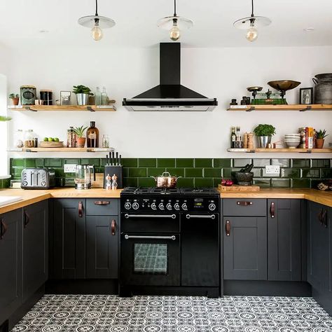 That green tile White Kitchen Units, Grey Kitchen Tiles, Dark Green Kitchen, Model Dapur, Bathroom Grey, Green Tiles, Dark Grey Kitchen, Grey Kitchen Designs, Kabinet Dapur