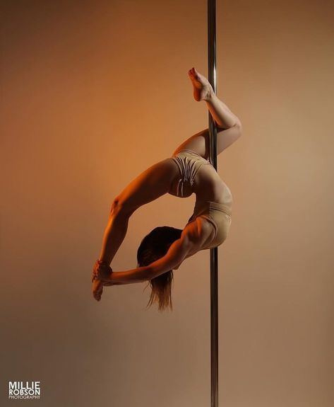 Pole Fitness Aesthetic, Pole Photoshoot Poses, Pole Dance Fotos, Pole Dance Poses, Pole Dance Photography, Pole Dance Photoshoot, Pole Fitness Photography, Pole Poses Photo Shoots, Pole Photoshoot