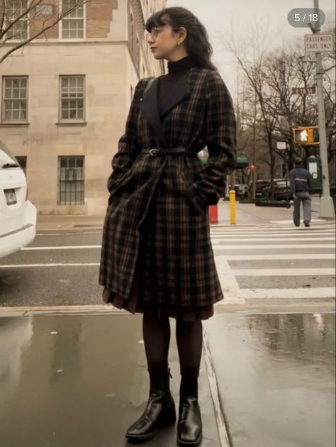 Dark Academia Punk Outfit, Dark Academia Dresses Formal, Formal Dark Academia Outfit, Journalist Outfit Aesthetic, French Fashion Women Parisians, Dark Academia Work Outfit, Vintage Elegant Outfits, Punk Academia Outfit, Paola Rios