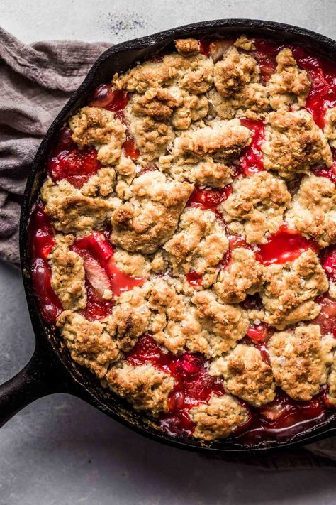 Skillet Cobbler, Strawberry Rhubarb Cobbler, Rhubarb Cobbler, Strawberry Rhubarb Crumble, Spring Time Desserts, Fresh Strawberry Recipes, Strawberry Cobbler, Strawberry Rhubarb Crisp, Rhubarb Crisp