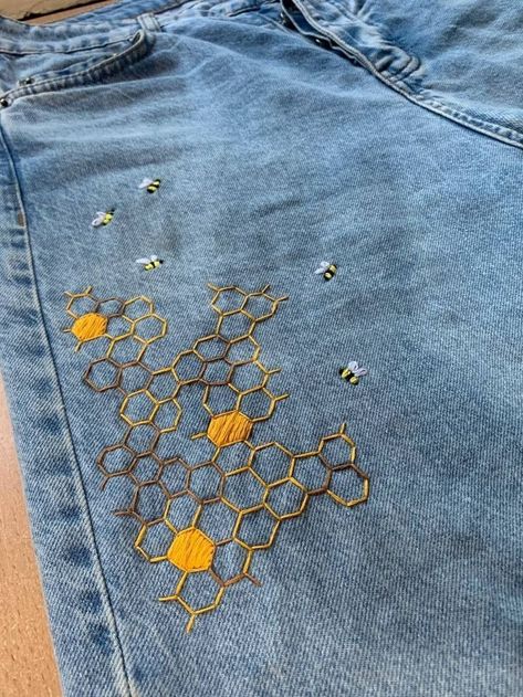 Embroidery Jeans Diy, Clothes Embroidery Diy, Denim Embroidery, Costura Diy, Pola Sulam, Hand Embroidery Projects, Embroidery On Clothes, Cute Embroidery, 자수 디자인