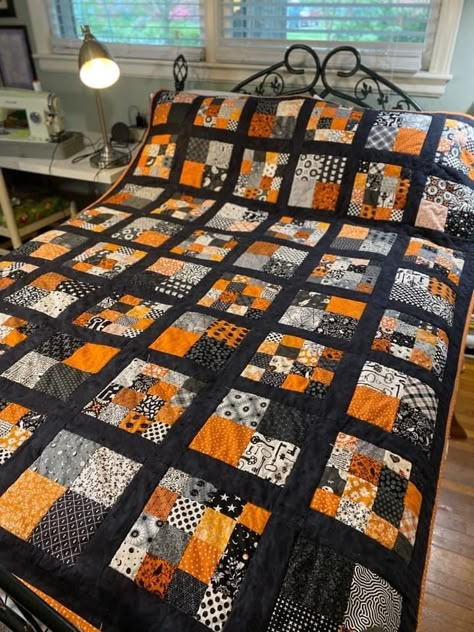 Colchas Quilting, Halloween Quilt Patterns, Fall Quilt Patterns, Fall Quilt, Halloween Quilt, Halloween Sewing, Quilting Designs Patterns, Quilted Blanket, Scrappy Quilt Patterns