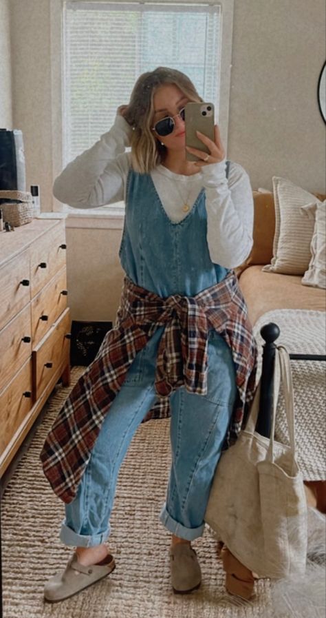 Fall Nanny Outfit, Trendy Mom Aesthetic, Cute Country Mom Outfits, 57 Degree Weather Outfit Fall, Midwest Casual Outfits, Spring Date Outfit Casual, Crunchy Mom Aesthetic Clothes, Casual Farm Outfit, Fall Girly Aesthetic