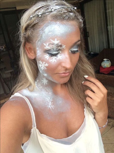 Ideas & Accessories for your DIY Snowflake Halloween SantaCon Christmas Costume Idea Snowflake Costume, Snowflake Makeup, Halloween Makeup Diy Easy, Carnaval Diy, Karneval Diy, Make Up Diy, Halloween Makeup Diy, Brunette Balayage, Special Effects Makeup