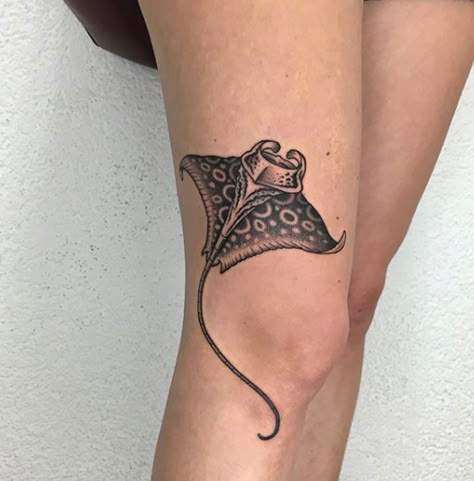 Tato Realis, Small Thigh Tattoos, Marine Tattoo, Stingray Tattoo, Thigh Tattoos For Women, Black Line Tattoo, Ray Tattoo, Minimalistic Tattoo Ideas, Native Tattoos