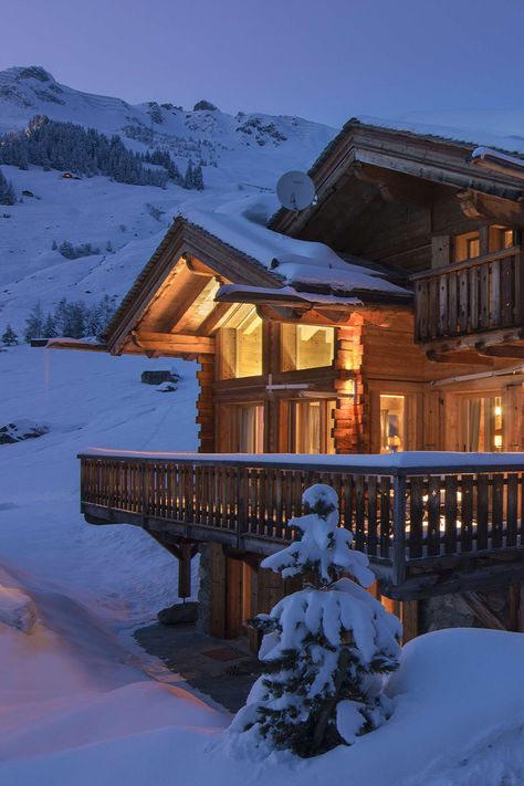 Switzerland House, House In The Snow, Chalet Exterior, Switzerland Christmas, Lodge Aesthetic, Cozy Winter Cabin, Winter Chalet, Snow Cabin, Cabin Trip