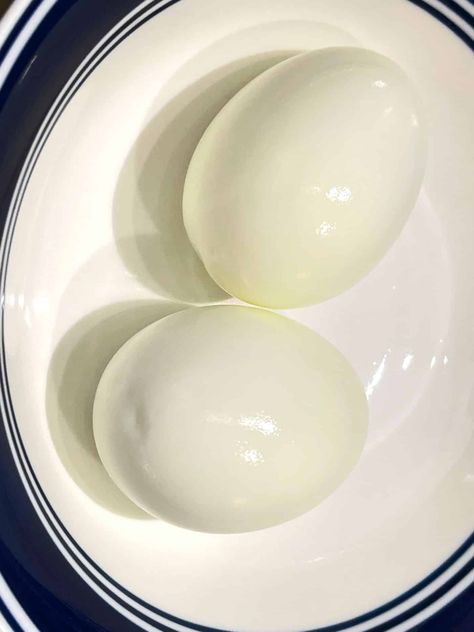 easy to peel hard boiled eggs Peeling Boiled Eggs, Cooking Hard Boiled Eggs, Perfect Boiled Egg, Breakfast Sides Dishes, Peeling Hard Boiled Eggs, Egg Pictures, Making Hard Boiled Eggs, Perfect Hard Boiled Eggs, Broken Egg