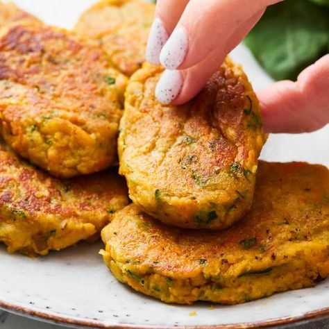 Kohlrabi Recipes Healthy, Chickpeas Fritters, Hellofresh Vegetarian, Chickpea Flour Recipes, Pea Fritters, Bbq Snacks, Kidney Healthy Foods, Kohlrabi Recipes, Recipes Beans