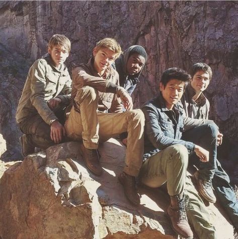 Definition of squad goals right here Maze Runner Scorch Trials, Maze Runer, Maze Runner Thomas, Maze Runner The Scorch, Maze Runner Trilogy, Maze Runner Funny, Maze Runner Cast, Maze Runner Movie, Newt Maze Runner