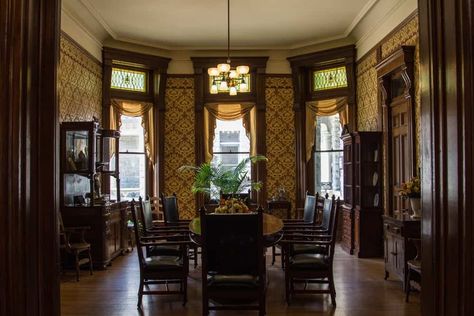 British Victorian Interior, Victorian Era Dining Room, 1890s Dining Room, Victorian Restaurant Interior, Victorian House Dining Room, Victorian Style Dining Room, Houses Dining Room, Victorian Dining Rooms, Warm Chandelier