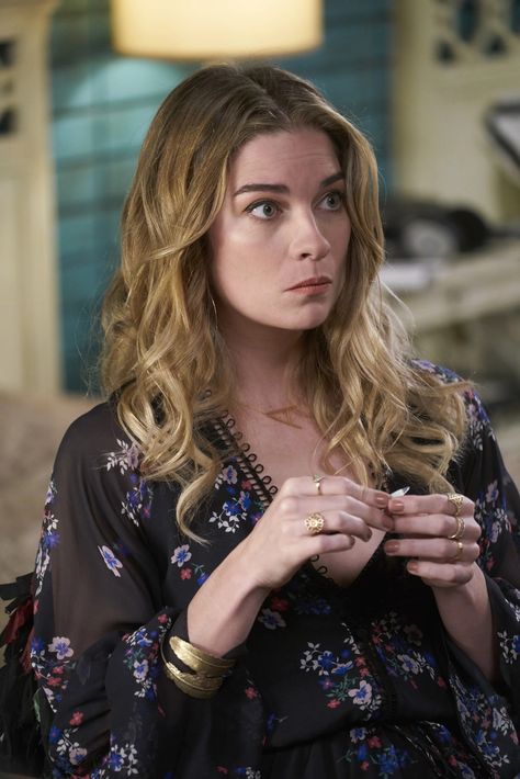 Meghann Fahy, Annie Murphy, Alexis Rose, The Emmys, Schitt's Creek, Schitts Creek, Zara Bags, Rose Hair, Rose Necklace