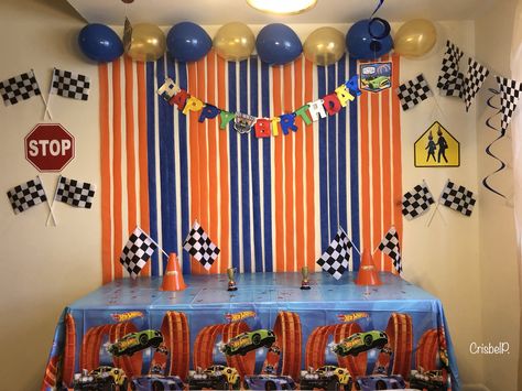 Hot Wheels Backdrop Party Ideas, Hot Wheels Birthday Backdrop, Hot Wheels Birthday Decorations, Hot Wheels Backdrop, Hot Wheels Birthday Party Ideas Decoration, Hot Wheels Party Decorations, Streamers Backdrop, Hot Wheels Themed Birthday Party, Bolo Hot Wheels