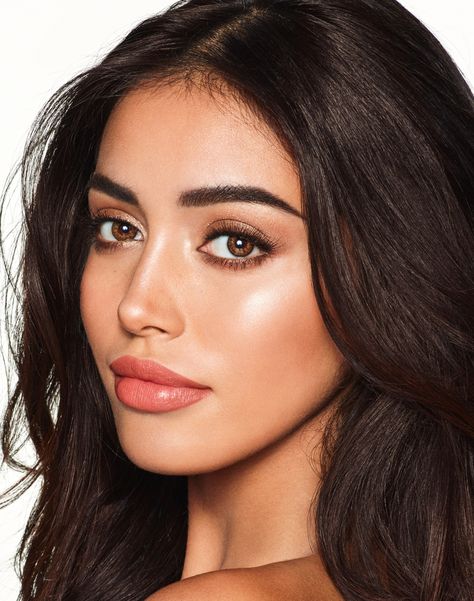 Charlotte Tilbury to Open First Stores Outside UK [PHOTOS] – WWD Hd Make Up, Classic Eyeliner, Goddess Makeup, Mascara Hacks, Golden Goddess, Simple Eye Makeup, Beauty Make-up, Cindy Kimberly, Makeup For Brown Eyes