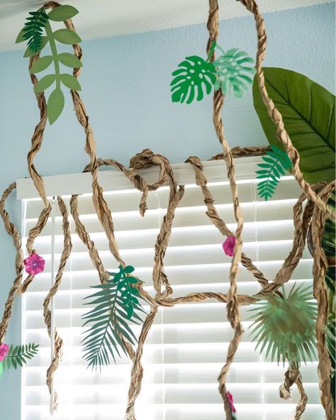 These are handmade vines made out of brown paper lunch bags glued together and twisted. I added some 🌿’s and 🌸’s for a pop of color and a… Diy Vines, Jungle Book Birthday Party, Jungle Book Birthday, Tropisk Fest, Vetenskapliga Experiment, Jungle Book Party, Book Birthday Parties, Jungle Theme Classroom, Jungle Decorations