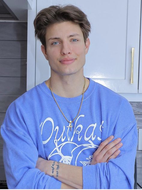 Matt Rife, Street Style Celebrity, Celebrity Quiz, Celebrity Quizzes, Celebrity Portraits Drawing, Celebrity Videos, Romantic Comedy Movies, Celebrity Drawings, Celebration Gif