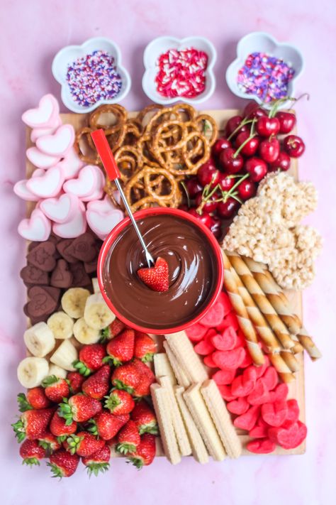 Looking for a fun and easy way to celebrate Valentine's Day? Try this delicious Valentine's day chocolate fondue board! Valentines Day Fondue Dinner, Valentines Food Platters, Valentines Day Chocolate Fondue Board, Valentine Fondue Party, Valentines Board Ideas Food, Valentines Platter Ideas, Valentine's Charcuterie Ideas, Valentine Platter Ideas, Galentine Party Desserts