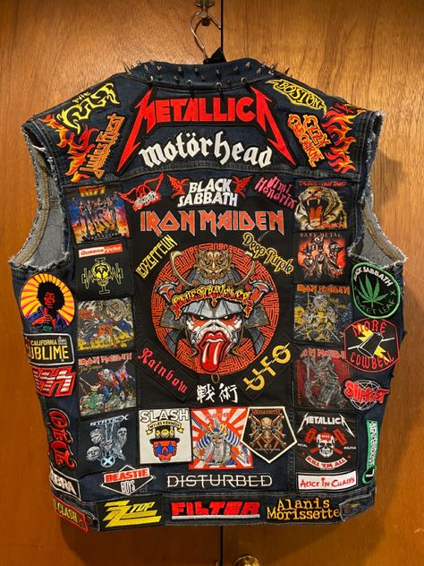 I received an Iron Maiden battle jacket from a friend and decided to add 90 more patches of my favorite bands! My first one! Back Patches For Jackets, Metalhead Fashion, Biker Vest Patches, Rock Baby Clothes, Punk Leather Jacket, Battle Vest, Punk Fashion Diy, Customised Denim Jacket, Dark Punk