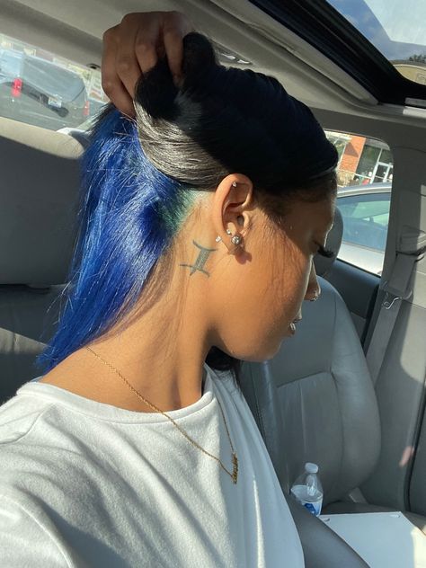 Blue Hair Underneath, Blue Natural Hair, Peekaboo Hair Colors, Hair Stripes, Dyed Hair Blue, Peekaboo Hair, Quick Natural Hair Styles, Dyed Hair Inspiration, Dyed Natural Hair