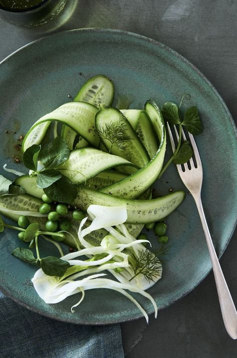 Monochromatic Food, Salad Food Photography, Atmosphere Photography, Healthy Greens, Elegant Food, Butterfly White, Mouthwatering Food, Elegant Presentation, Food Motivation