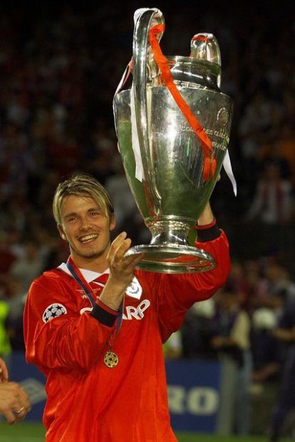 David Beckham: A Life in Pictures David Beckham 90s, Gary Speed, David Beckham Football, Beckham Football, Bayern Munich Wallpapers, Manchester United Old Trafford, Manchester United Legends, Manchester United Players, Man U