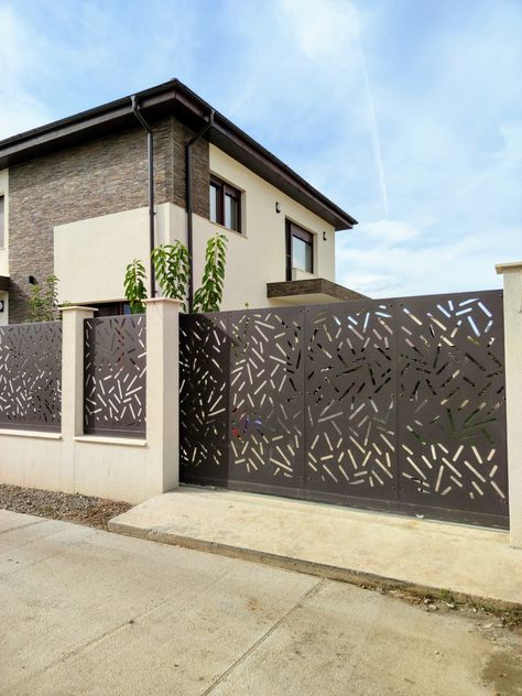 Gard traforat cu poarta auto culisanta. Panouri traforate pentru porti si garduri vopsite electrostatic. Gard Modern, Pagar Modern, Wrought Iron Gate Designs, Interior Stair Railing, Grill Gate Design, Modern Fence Design, House Main Gates Design, House Fence Design, Exterior House Paint Color Combinations