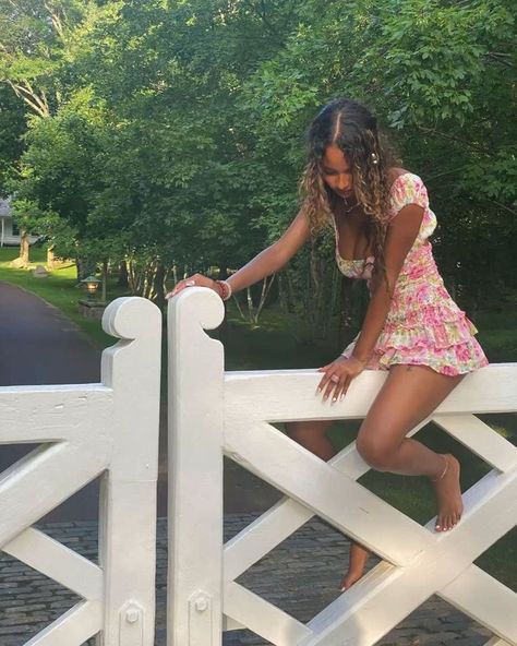 White Fence, Shotting Photo, Black Femininity, Feminine Aesthetic, Feminine Outfit, Girly Outfits, Girly Girl, Summer Aesthetic, Summer Girls